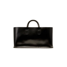 Load image into Gallery viewer, COURTNEY ORLA（コートニーオーラ）のCURVE WIDE TOTE S BLACK/CHOCOLATE BROWN（ハンドバッグ）の正面写真
