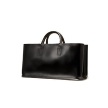 Load image into Gallery viewer, COURTNEY ORLA（コートニーオーラ）のCURVE WIDE TOTE S BLACK/CHOCOLATE BROWN（ハンドバッグ）の斜めからの写真
