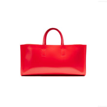 Load image into Gallery viewer, COURTNEY ORLA（コートニーオーラ）のCURVE WIDE TOTE S RED/CAMEL（ハンドバッグ）の後面写真
