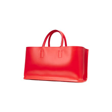 Load image into Gallery viewer, COURTNEY ORLA（コートニーオーラ）のCURVE WIDE TOTE S RED/CAMEL（ハンドバッグ）の斜めからの写真
