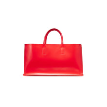 Load image into Gallery viewer, COURTNEY ORLA（コートニーオーラ）のCURVE WIDE TOTE S RED/CAMEL（ハンドバッグ）の正面写真
