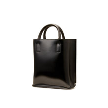 Load image into Gallery viewer, COURTNEY ORLA（コートニーオーラ）のCURVE TOTE S BLACK/PEARL GRAY（ハンドバッグ）の斜めからの写真
