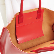 Load image into Gallery viewer, COURTNEY ORLA（コートニーオーラ）のCURVE WIDE TOTE S RED/CAMEL（ハンドバッグ）の内側の写真
