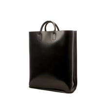 Load image into Gallery viewer, COURTNEY ORLA（コートニーオーラ）のCURVE TOTE L BLACK/CHOCOLATE BROWN（ハンドバッグ）の斜めからの写真
